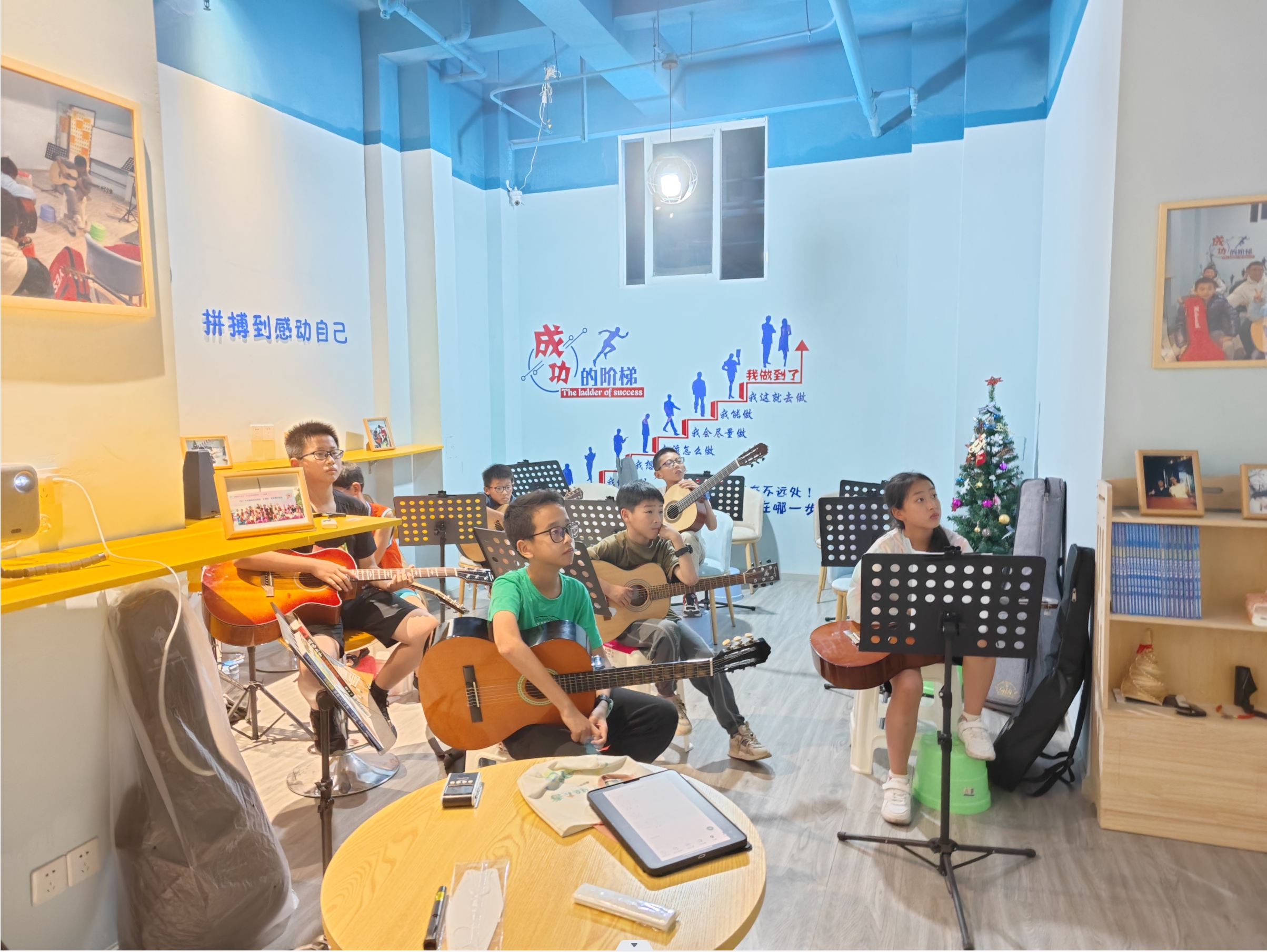 课上认真学习的孩子们